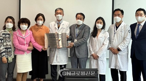 왼쪽에서 세번째부터 이효진 이사장, 이유상 진료원장, 박원용 행정원장 외 용인정신병원 임직원이 ‘2021년 스마트병원 선도모델 개발 지원사업’ 현판식에 참석했다
