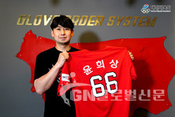 대학체육대회 진로지원센터 유튜브 프로그램인 인큐베이터에 출연하는 전 SK와이번스 윤희상 선수가 유니폼을 들고 있다