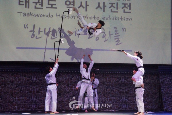 14일 국기원에서 열린 '남북 태권도 유네스코 공동 등재를 위한 태권도 역사 사진전' 말미에 국기원 시범단의 태권도 격파 퍼포먼스가 열렸다.