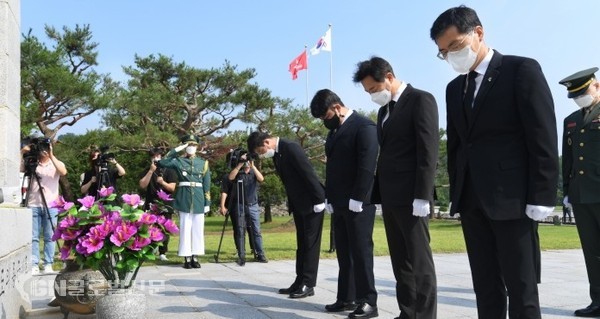 오세훈 시장이 학도의용군무명용사탑을 참배하고 있다.