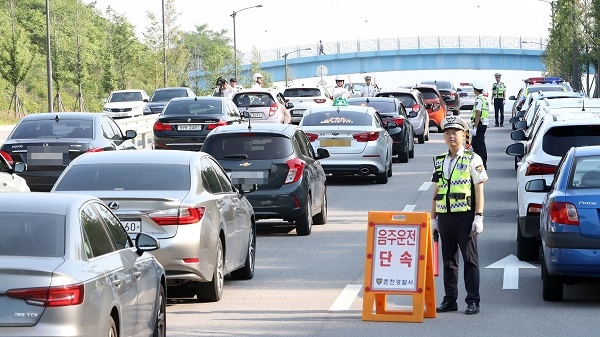 지난 달 25일 강원 춘천시 거두리의 도로에서 경찰이 출근길 음주단속을 하는 모습.(사진=연합뉴스)
