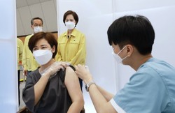 유은혜 사회부총리 겸 교육부 장관이 16일 서울 강남구 예방접종센터를 방문해 학원 종사자의 코로나19 백신 접종 모습을 보고 있다. (사진=교육부 제공) 사진=뉴시스화상