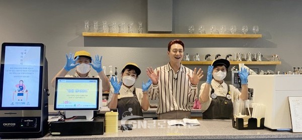 이천시니어클럽 카페 행복하이 바리스타 어르신들과 개그맨 김원효 씨가 함께 홍보 촬영을 하고 있다