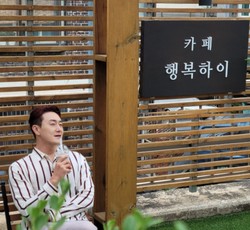 이천시니어클럽 카페 행복하이에서 개그맨 김원효 씨가 홍보 촬영을 하고 있다