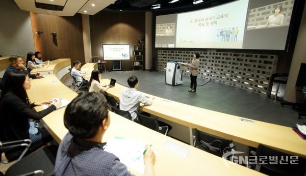 고려사이버대학교 원형스튜디오 온·오프라인 강의 현장