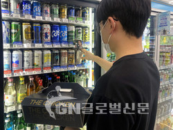 GS25에서 고객이 치킨과 맥주를 구입하고 있다. [사진=GS리테일]