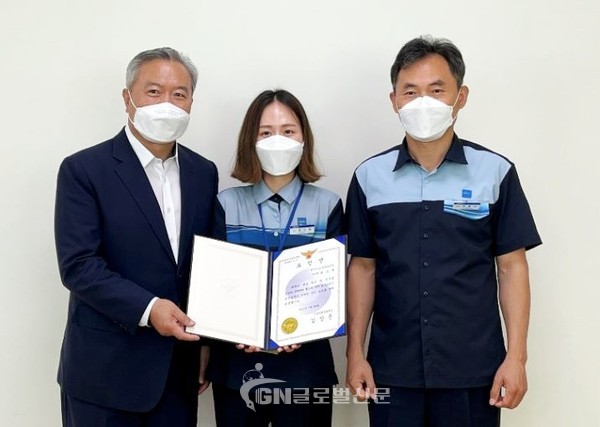 방배경찰서 표창장 수여 사진(사진 왼쪽부터 방배경찰서 지능범죄수사팀 팀장, 유소희 역무원, 박홍균 역장)