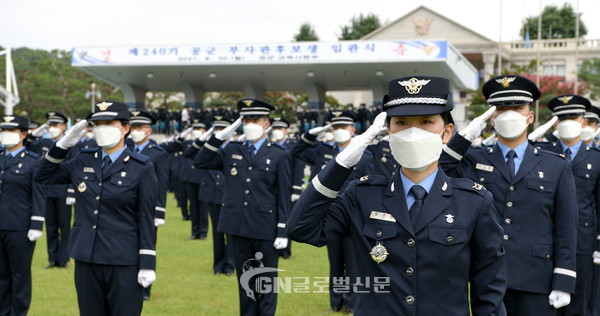 공군 240기 임관한 434명의 신임 부사관들