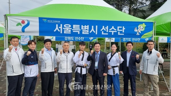 제102회 전국체육대회 서울시태권도협회 박창식 상근상임부회장, 신승환 선수, 서울시태권도협회 강석한 회장, 김주하 선수 외 임원