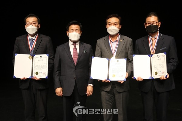 김선우 복지TV 사장이 CEO상을 수상하고 있다. (사진 좌측)