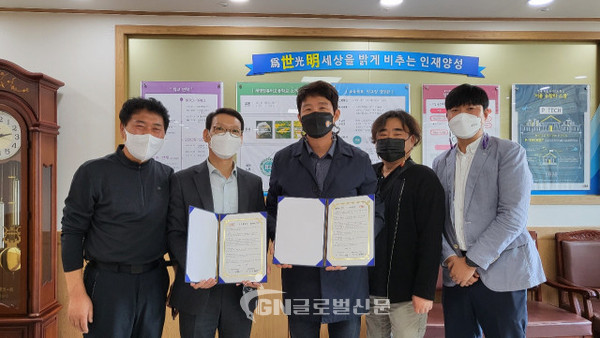 남송옥 세명컴퓨터고등학교장(왼쪽에서 두번째)과 최종태 시립 은평청소년미래진로센터장(왼쪽에서 세번째)이 업무협약을 체결한 후, 기념 촬영을 하고 있다