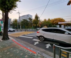 서울불광초등학교 바닥신호등 모습(적색 점등)