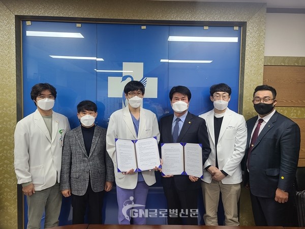 사진 왼쪽부터 정현윤 원장(정형외과), 문병영 전무이사(광주태권도협회), 송근영 대표원장, 이영석 회장, 나웅채 원장(정형외과), 김철민 교수(동신대학교 태권도학과)