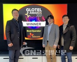 왼쪽부터 SKT 류탁기 엑세스개발팀장, 최기완, 김동욱 매니저가 기념 촬영을 하고 있다