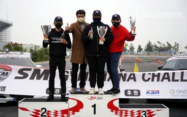 1000cc 초과 수상자 1위 윤여환(RedconMotorsport), 2위 이호제(맥스파워), 3위 한종현(슈퍼스트릿)이 수상 후 기념촬영을 하고 있다