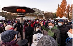 26일 어린이대공원에서 열린 광진구민 가을(단풍)길 걷기대회에서 구민과 대화하고 있는 김선갑 광진구청장