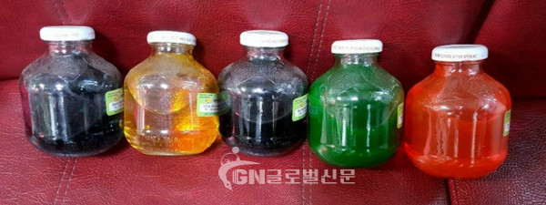 부동액도 저마다 색상이 있다. 제조 회사마다 배합비가 다르고 품질 차이가 심하므로, 다른 제품과 혼합하면 화학적 반응으로 성능이 저하되고 A/S 문제가 발생할 수 있어서다. 이에 고유색으로 혼합을 막고 있다