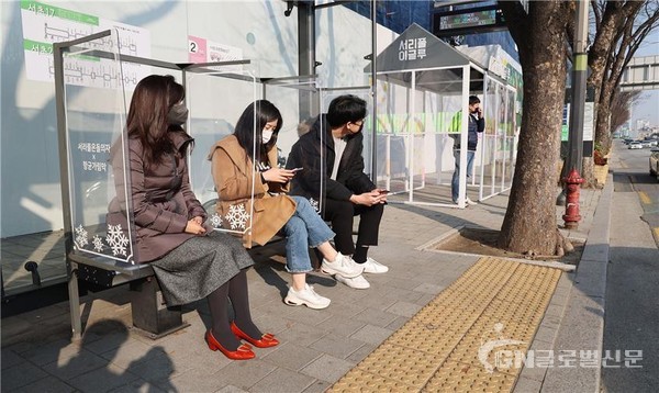 버스정류장 내 서리풀 온돌의자 이용모습