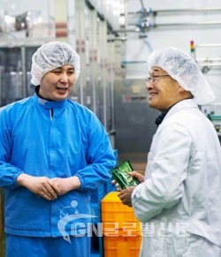 최혁준 비케이바이오 대표가 제주도 용암해수산업단지에 위치한 공장 내부를 방문한 모습