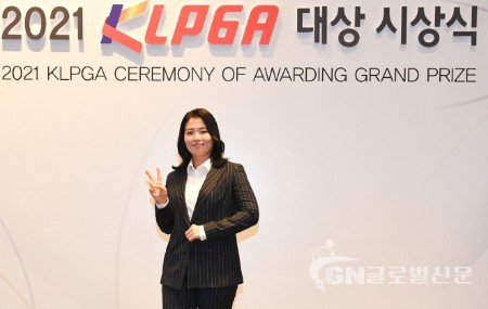 2021년 11월 30일(화), KLPGA 대상 시상식에서 익숙한 듯 낯선 얼굴의 선수가 블랙 수트를 입고 포토존에서 포즈를 취했다. 아직 우승 경험은 없지만 치열한 KLPGA투어에서 10년 동안 묵묵히 시드를 지켜낸 최가람(29)이다.