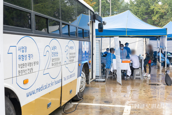 새해부터 코로나19 백신 접종완료 재택치료자를 대상으로 1인 가구 기준 22만원의 생활지원비를 추가 지급한다.