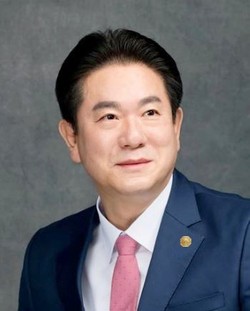 국기원장 이 동 섭