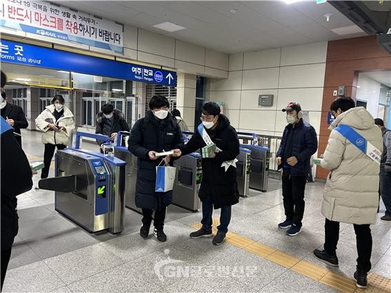 중부내륙선 1단계 개통 기념품 증정 사진