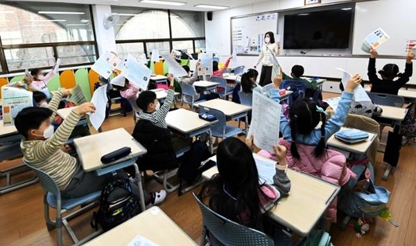 초등학교 겨울방학이 시작된 지난달 30일 서울 중구 덕수초등학교에서 1학년 어린이들이 방학식을 하고 있다. 공동취재사진