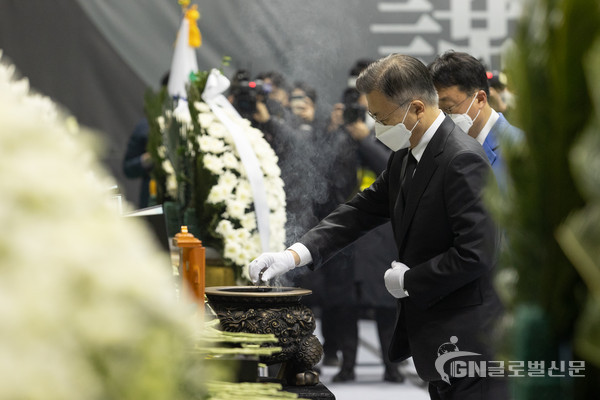 지난 8일 오전 평택 이충문화체육센터에서 경기도청장으로 마련된 故 이형석 소방경(50), 故 박수동 소방장(31), 故 조우찬 소방교(25)의 합동 영결식에서 문재인 대통령이 헌화하고 있다. /경기도 제공