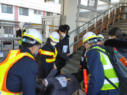 △ 고장열차 내 부상승객 구조 장면(한국철도 수도권광역본부 구로역 초기대응팀 출동훈련)