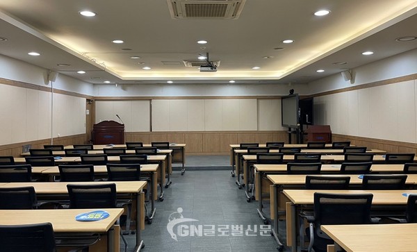 회의실 이용인원 40%로 제한하고 한칸 띄어앉기 유지