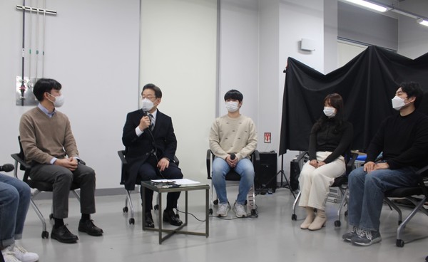 이재명 후보가 배준범 UNIST 교수 연구팀과의 간담회를 통해 "과기원 예산 증대 ∙ 학생연구원 처우 개선" 약속