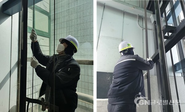 수도권광역본부 직원이 개봉역 엘리베이터 로프 마모 상태와 도르래 관련부품을 점검하고 있다.