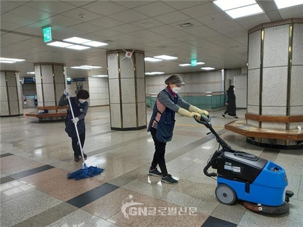 정부과천청사역에서 ‘보행식 습식 청소기’를 이용해 맞이방 청소를 시행하고 있다.