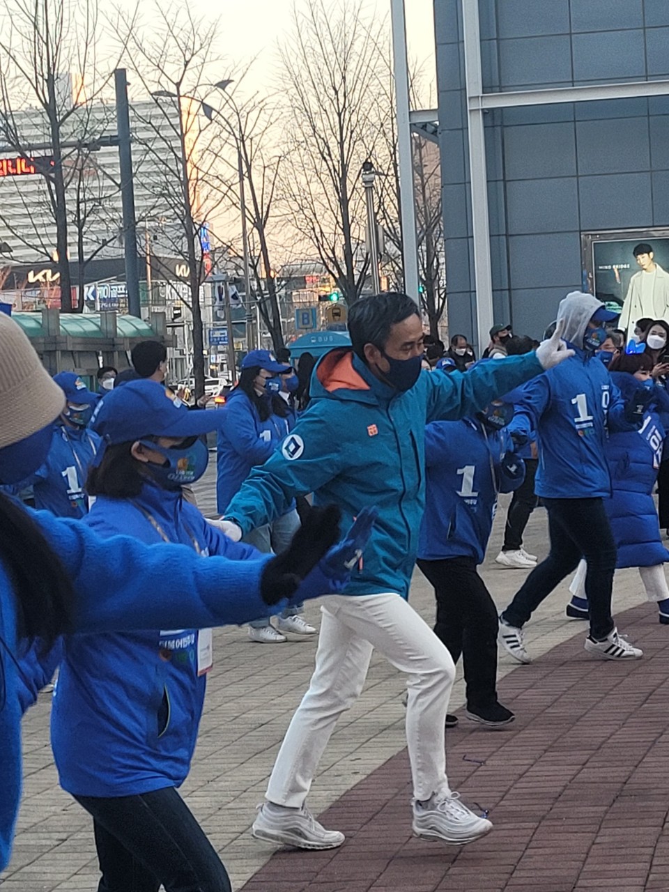 더불어민주당 울산광역시당 지역위원회 대통령 선거 공식 율동으로 응원 펼쳐...