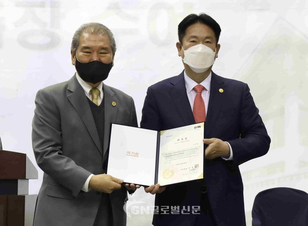 국기원 중앙수련장에서 이동섭 국기원장이 이백운 신임 의장에게 위촉장을 수여한 후 기념촬영을 하고 있다.