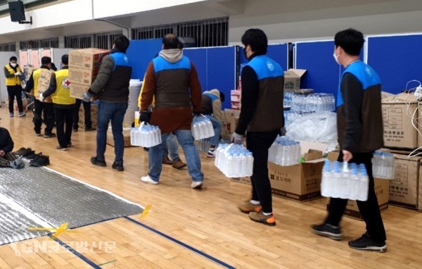 GS25 영동본부 임직원이 동해시 재해 물품을 옮기고 있다