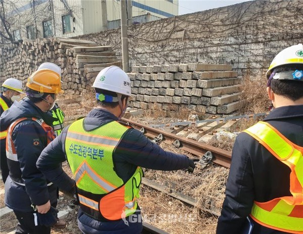 주용환 수도권광역본부장이 금천구청역 선로를 점검하고 있다.