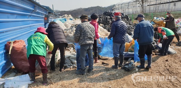 . 삼죽면 새마을 지도자회 폐자원 모으기 행사