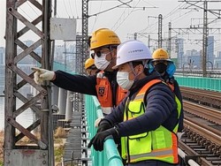주용환본부장(오른쪽)이 한강철교에서 시설물을 점검하고 있다.