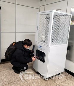 수도권광역본부 안전보건처 직원이 지하역사 실내공기질 관리시스템 자동측정기를 확인하고 있다