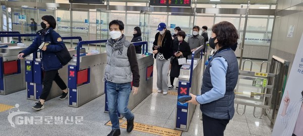 평택지제역에서 역무원이 부정승차 단속을 시행하고 있다.