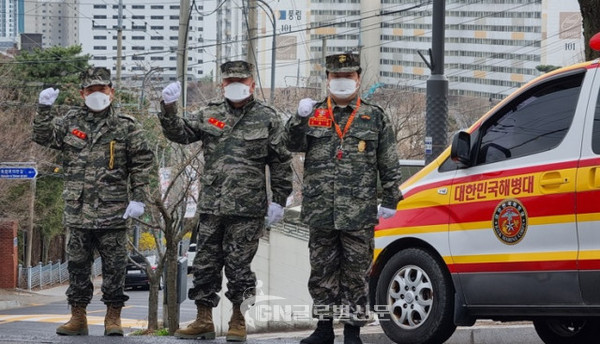 왼쪽부터 김종극 수원시해병대전우회 인명구조단장 이호성 수원시해병대전우회 회장, 정희윤 수원시해병대전우회 사무국장