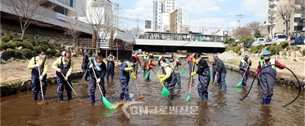 은평구 응암역 교통섬에서 ‘은평구 방역 및 새봄맞이 대청소’ 행사가 펼쳐졌다.