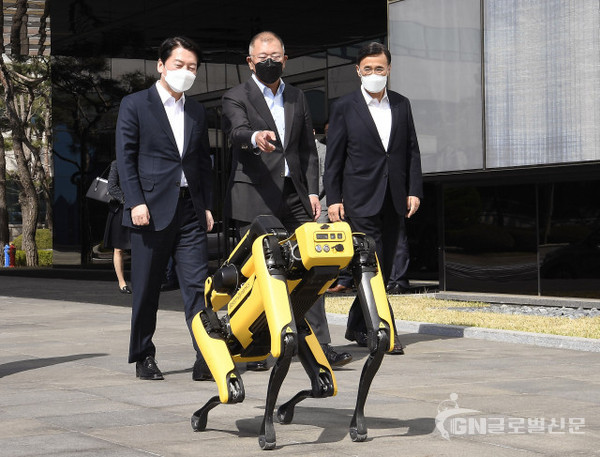 안철수 대통령직 인수위원회 위원장이 정의선 현대차그룹 회장과 함께 보스턴 다이내믹스 4족 보행 로봇 스팟(Spot)의 에스코트를 받으며 현대디자인센터로 이동하고 있다