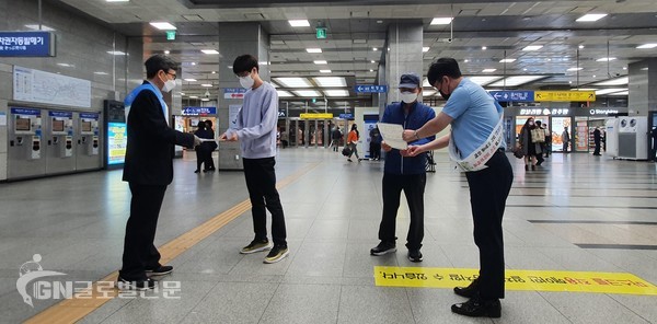 평택역 역무원이 개인형 이동장치 안전수칙 홍보 팜플렛을 고객에게 나눠주고 있다.