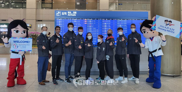 오스트리아 선수단이 인천공항 도착 후 대회 마스코트(건이, 강이)와 기념 촬영을 하고 있다.