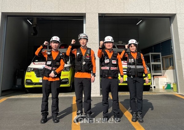 의정부소방서 119구급대원(왼쪽부터 대체인력 윤찬호, 소방교 이민규, 소방사 안재영, 이지혜)