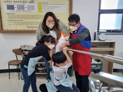 아이들이 막국수 만들기 체험을 하고 있다.