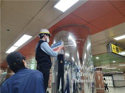 대공원역 역무원이 맞이방에 승차권자동발매기 안내표지를 부착하고 있다.
